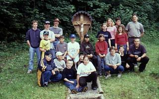 Gruppenfoto vor dem Kruzifix
