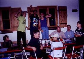 gegen sp&auml;ter tanzen manche auf den Tischen