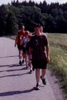 Der Beginn der Wanderung auf der Stra&szlig;e