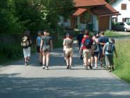 200 m nach den Autos.