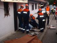 Man steht nicht neben einem Verletzten.