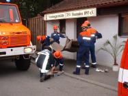 Die Decke wird zusammengelegt.