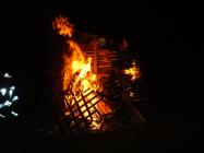 Schnell greifen die Flammen um sich.