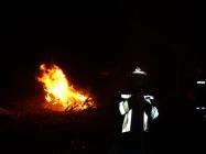 Das Gartenhaus wird kontrolliert abgebrannt, so das der Brandschutt so klein als m&ouml;glich wird.