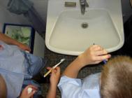 Beim gemeinsamen Z&auml;hneputzen