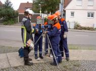 Scheinwerferbr&uuml;cke montieren.