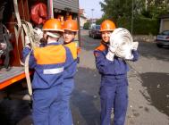 Der Schlauchtrupp verlegt die Schl&auml;uche.