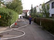 Im Vordergrund steht das Standrohr. Hiermit wird das Wasser aus dem Rohrleitungsnetz entnommen.