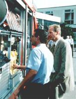 Thomas zeigt OB Schuster die neuen Ger&auml;tschaften auf der anderen Seite