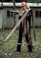 C-Schlauch wird aufgenommen und zur Haspel am Fahrzeug getragen