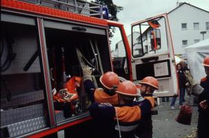Angriffstrupp ben&ouml;tigt Fangleinen, Beleuchtungsger&auml;t und Strahlrohr
