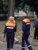 Gruppenf&uuml;hrer unterhalten sich mit Passanten