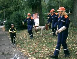 Schlauchtrupp verlegt die Leitung des Angriffstrupps mit der Haspel