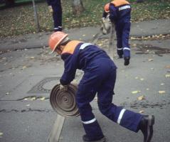 Wassertrupp verlegt die Leitung vom Hydrant zur Pumpe und von der Pumpe zum Verteiler